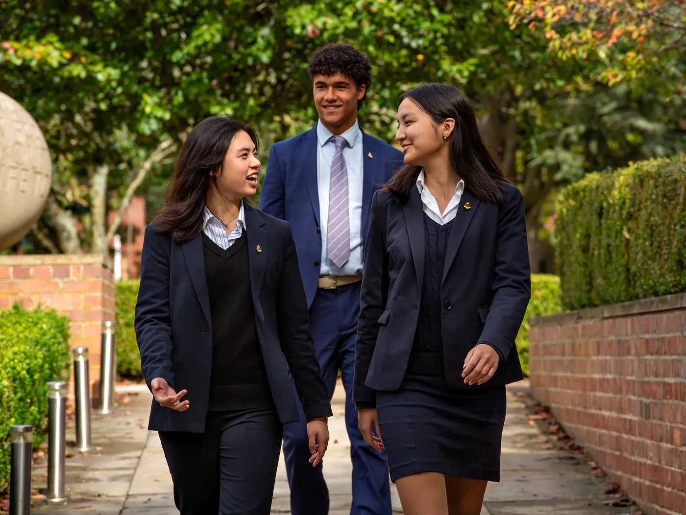 Старшеклассники Bromsgrove School на кампусе
